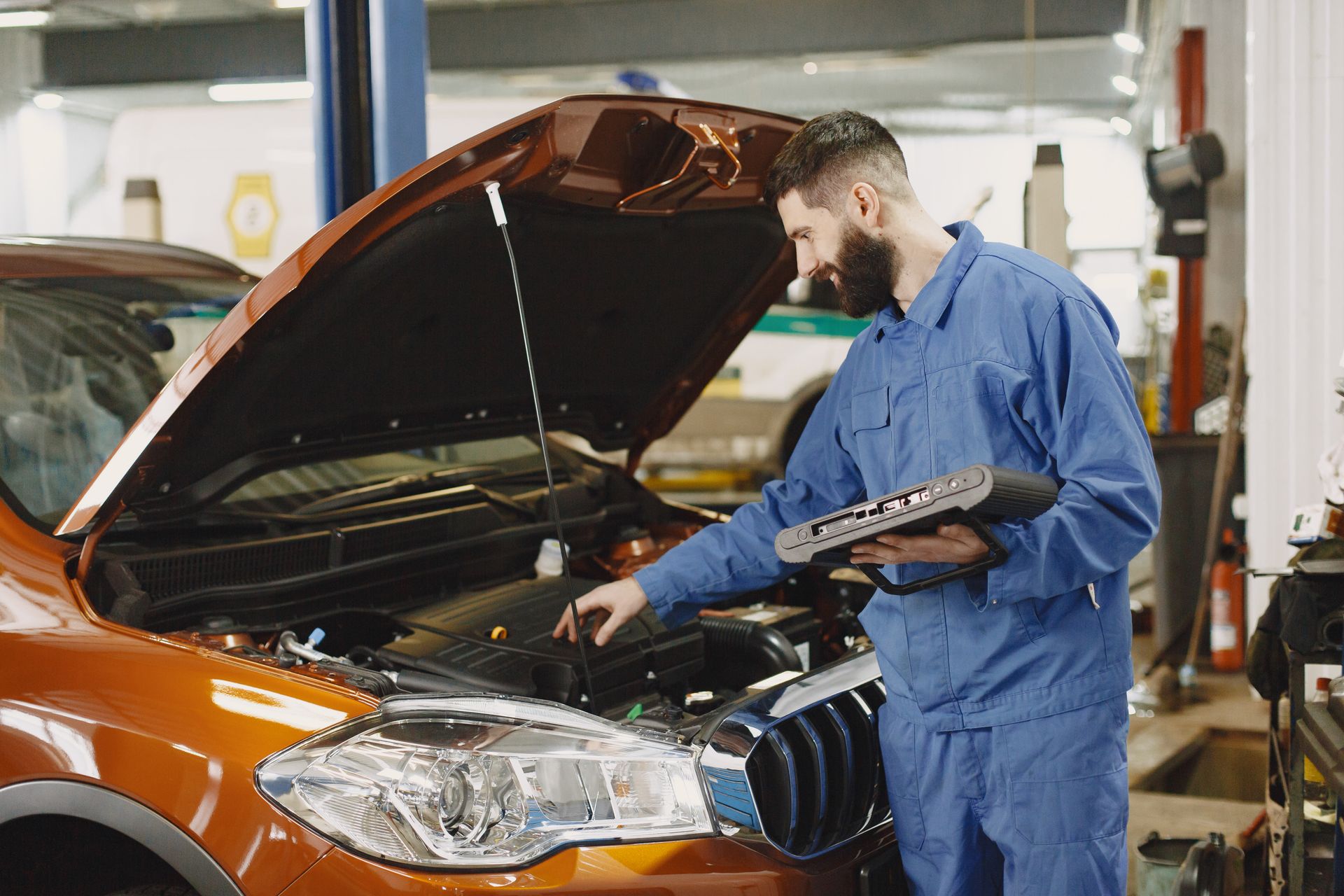 Expert Fahss.Ma inspectant une voiture